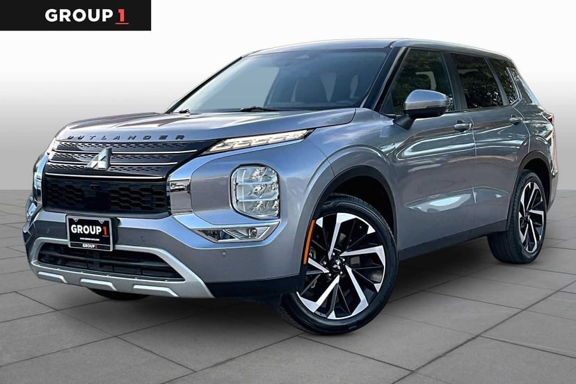 2022 Mitsubishi Outlander - Image 1
