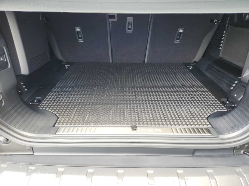 2026 LAND ROVER Defender 110 - Image 32