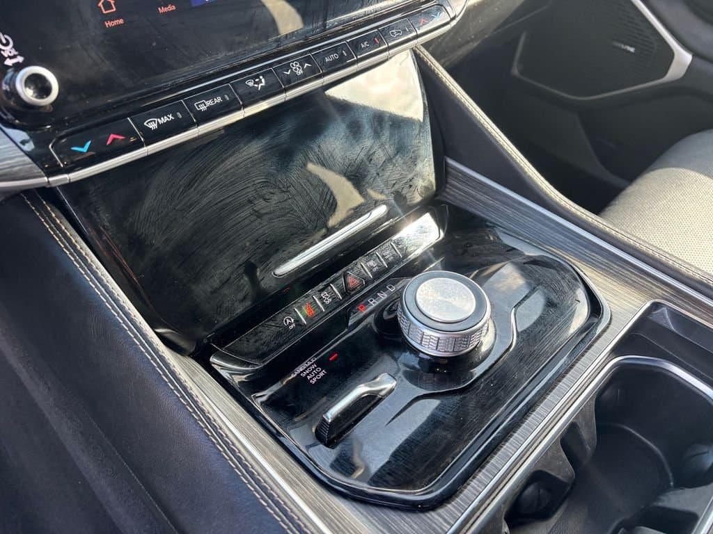 2024 Jeep Wagoneer - Image 17