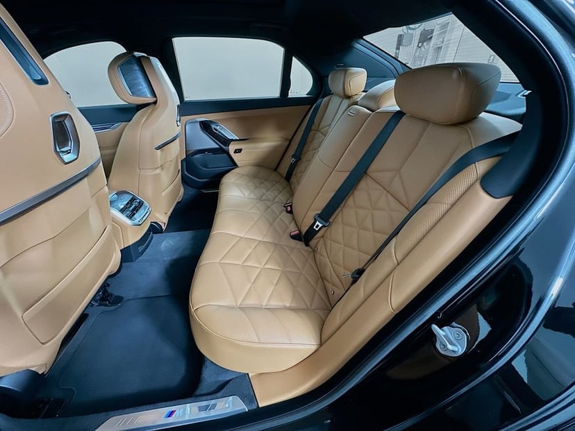 2025 BMW 7 Series - Image 17