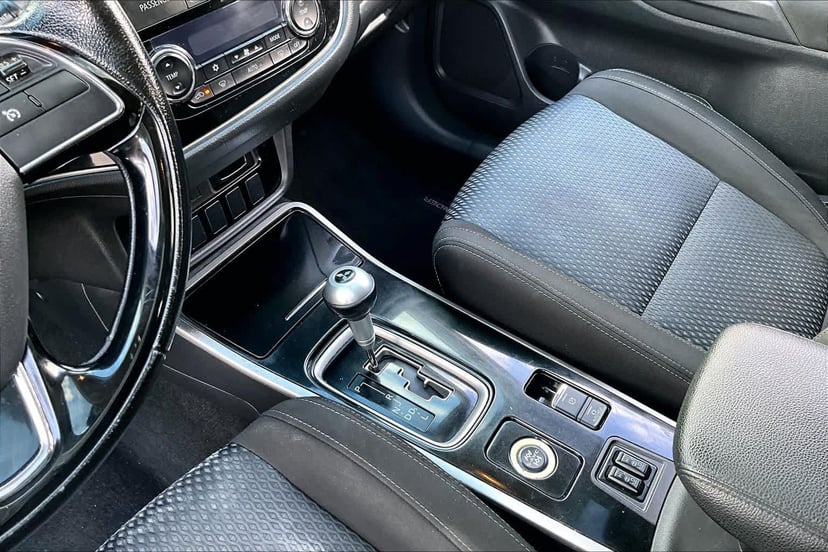 2017 Mitsubishi Outlander - Image 17
