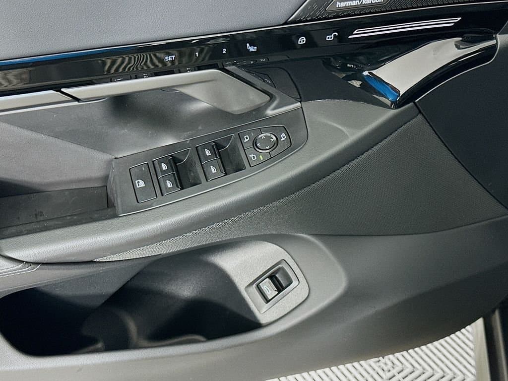 2025 BMW 5 Series - Image 18