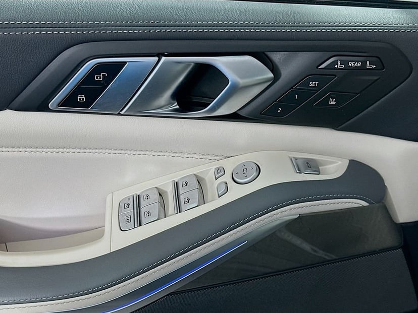 2025 BMW X7 - Image 18