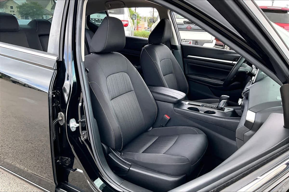 2022 Nissan Altima - Image 9