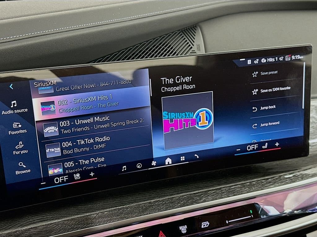 2025 BMW 7 Series - Image 11