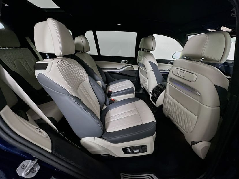 2025 BMW X7 - Image 29