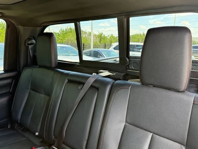 2023 Nissan Titan - Image 25