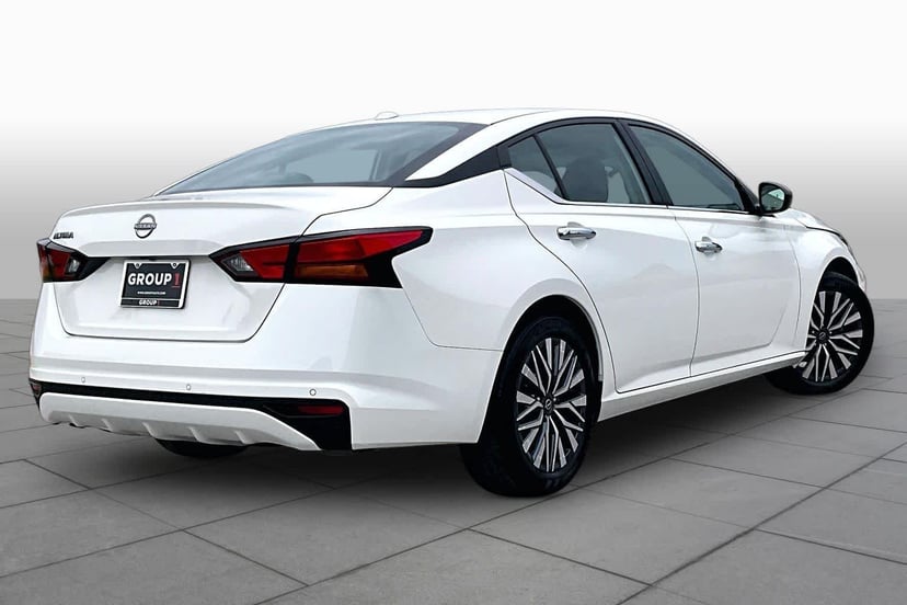 2025 Nissan Altima - Image 13
