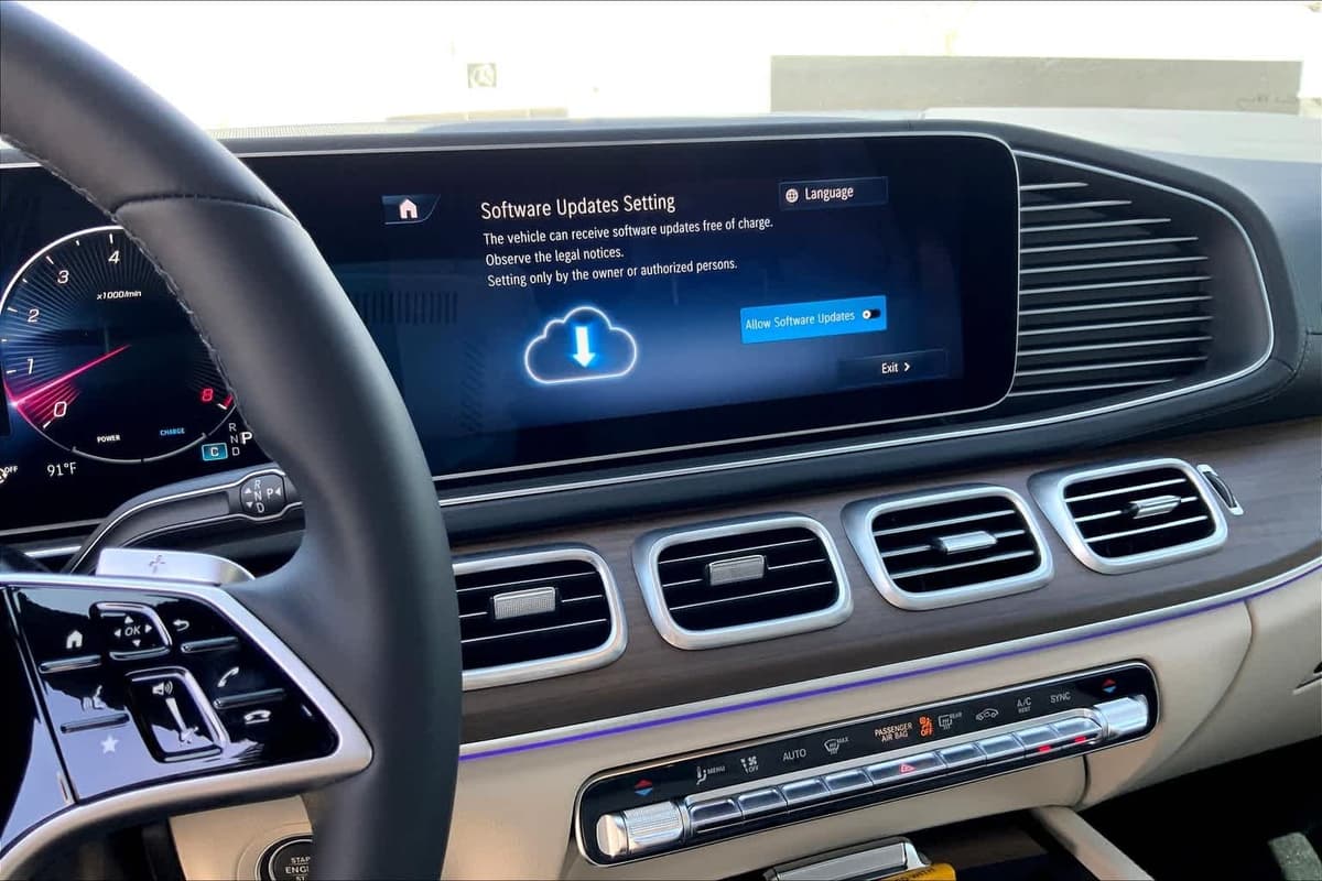 2025 Mercedes-Benz GLS 450 - Image 13