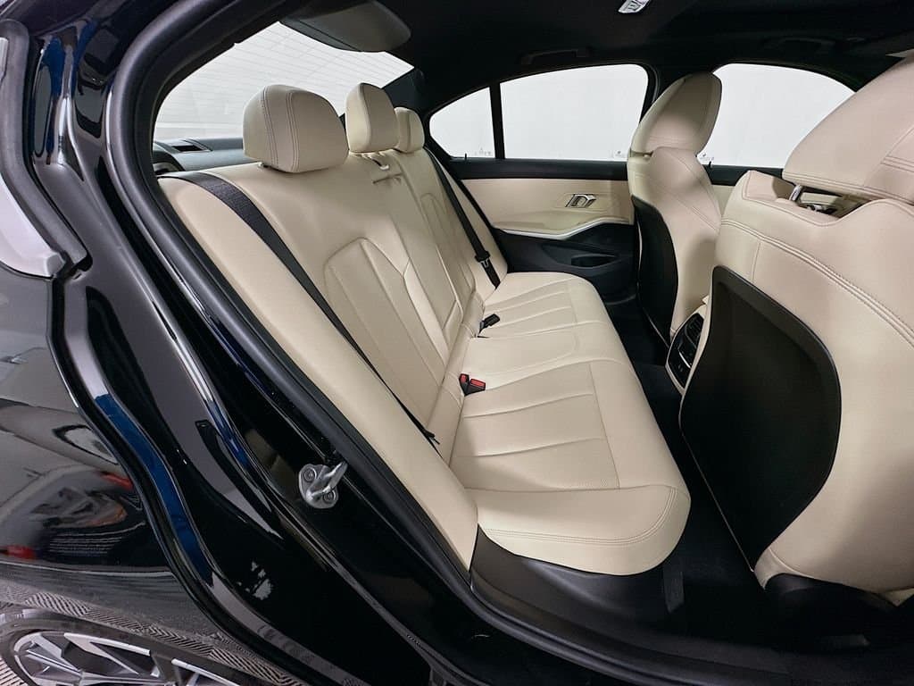 2025 BMW 3 Series - Image 28