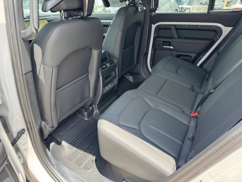 2026 Land Rover Defender 110 - Image 15