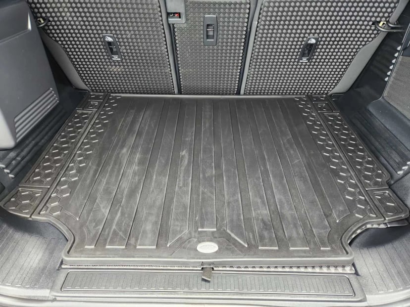 2024 Land Rover Defender - Image 33