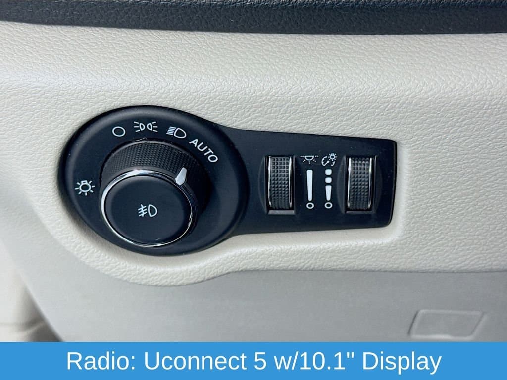 2023 CHRYSLER Pacifica - Image 12