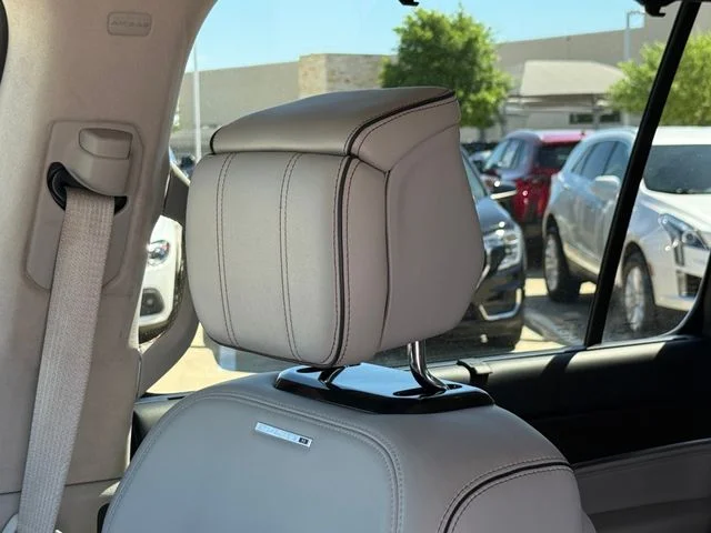2023 Jeep Grand Wagoneer - Image 12
