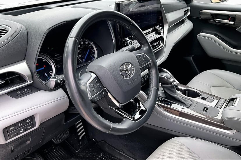 2021 Toyota Highlander - Image 18