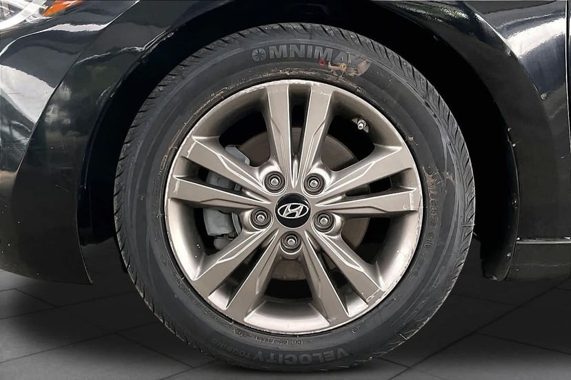 2017 Hyundai Elantra - Image 11