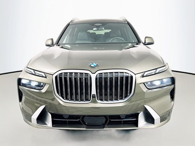 2025 BMW X7 - Image 2
