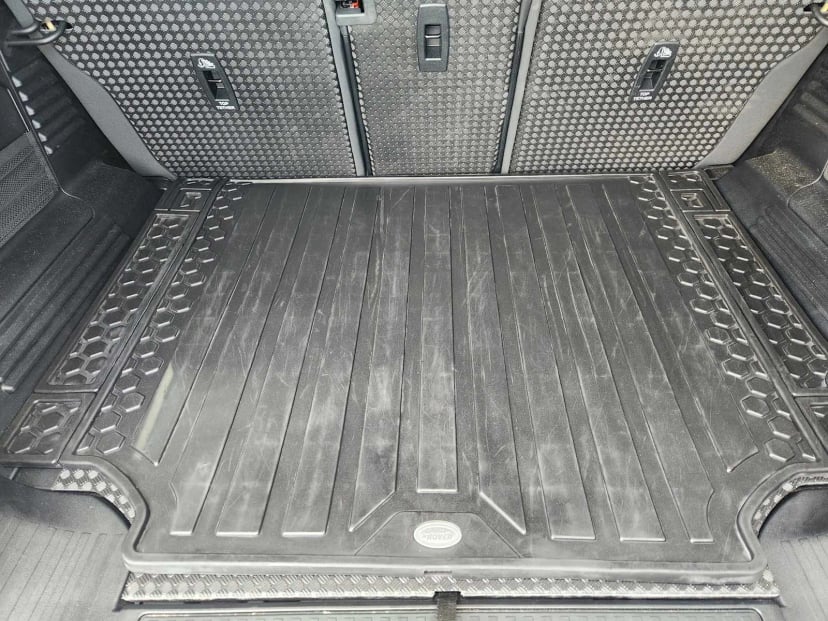 2024 Land Rover Defender - Image 33
