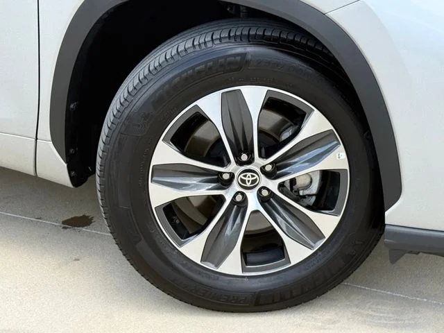 2025 Toyota Highlander - Image 2