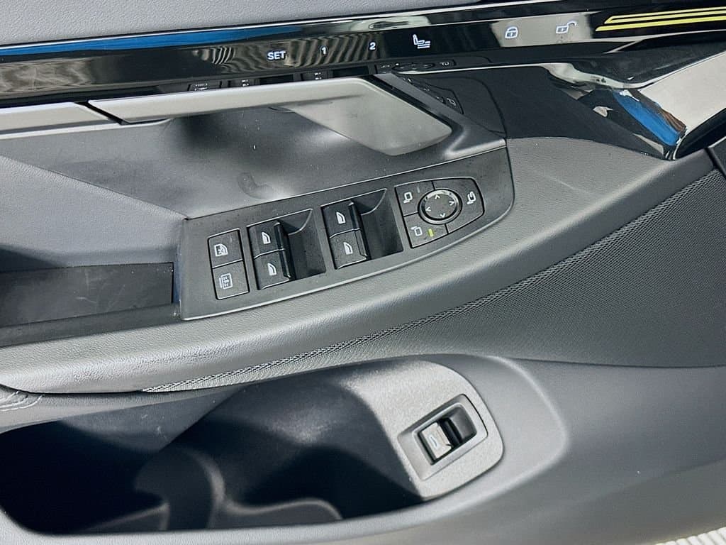 2025 BMW 5 Series - Image 18