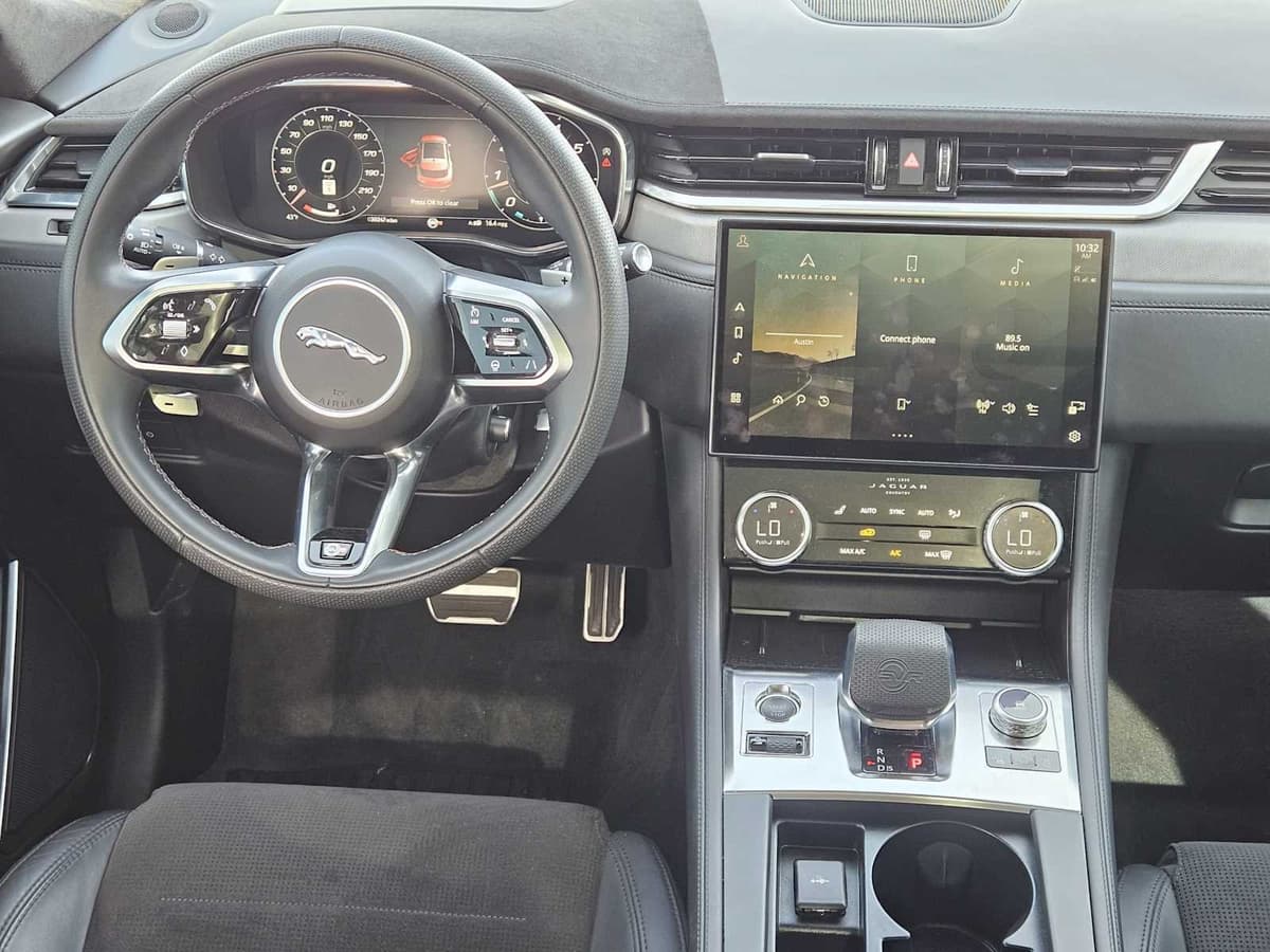 2023 Jaguar F-PACE - Image 27