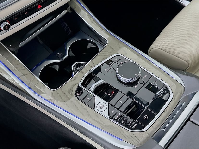 2025 BMW X7 - Image 17
