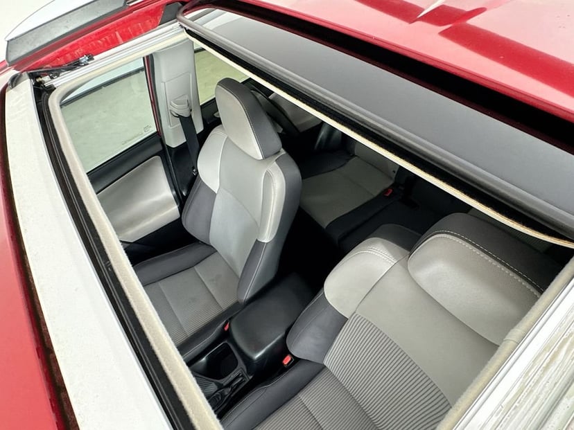 2015 Toyota RAV4 - Image 25