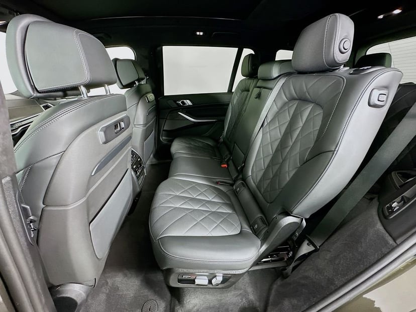 2025 BMW X7 - Image 25
