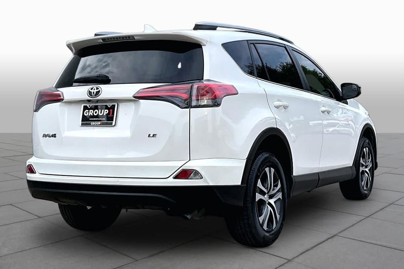 2017 Toyota RAV4 - Image 13