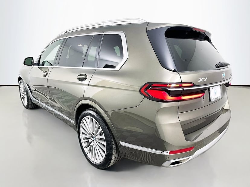 2025 BMW X7 - Image 7