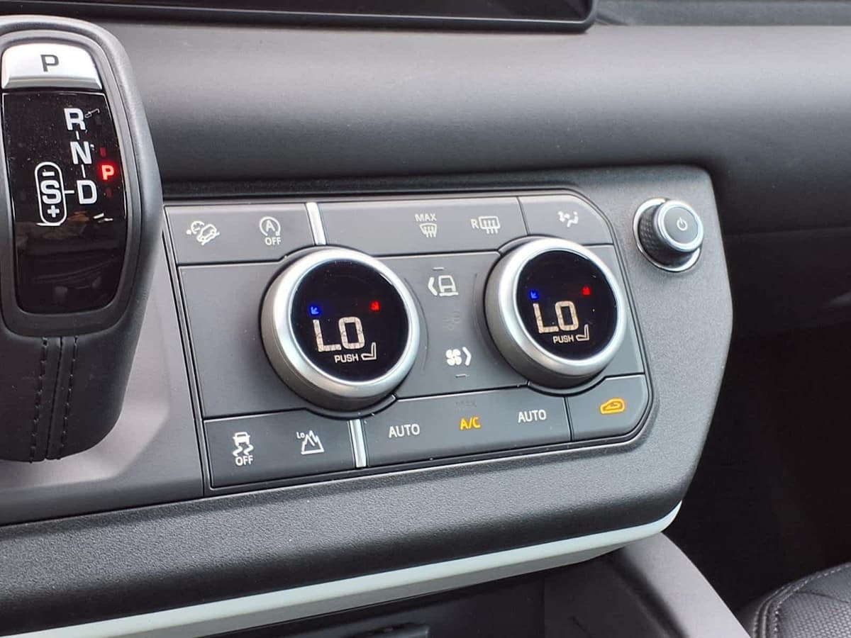 2024 Land Rover Defender - Image 17