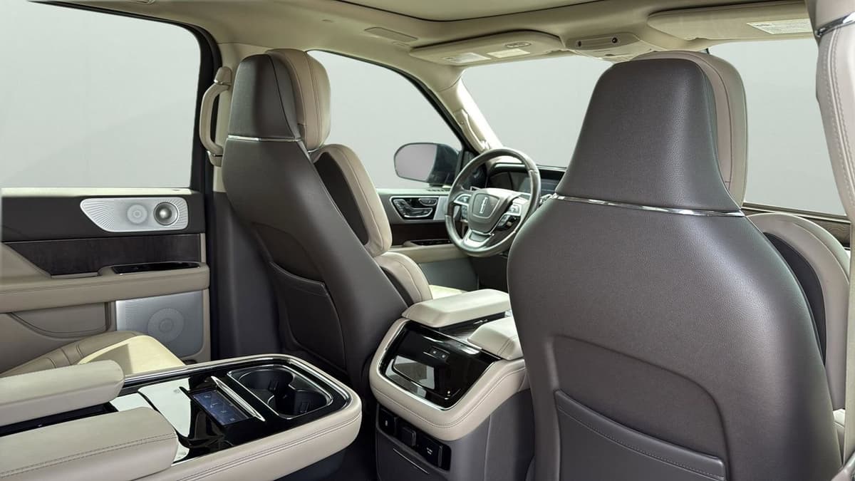 2022 Lincoln Navigator - Image 29