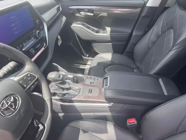 2026 Toyota Highlander Hybrid - Image 10