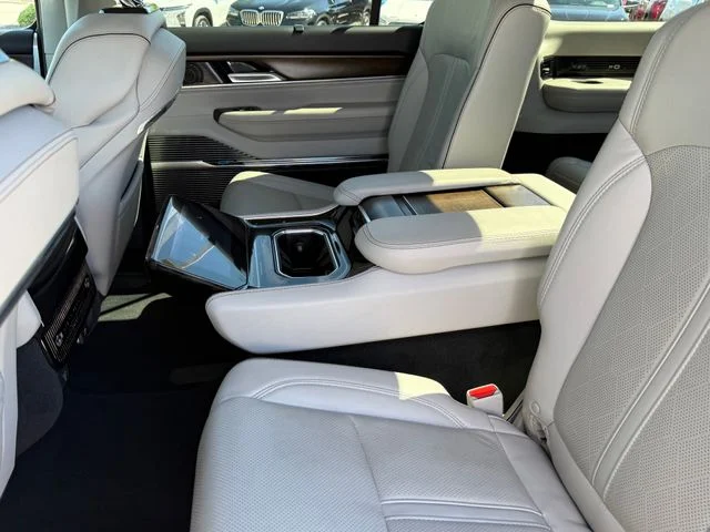 2023 Jeep Grand Wagoneer - Image 32