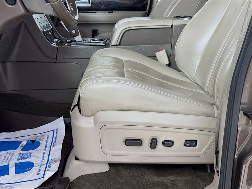 2017 Lincoln Navigator - Image 24