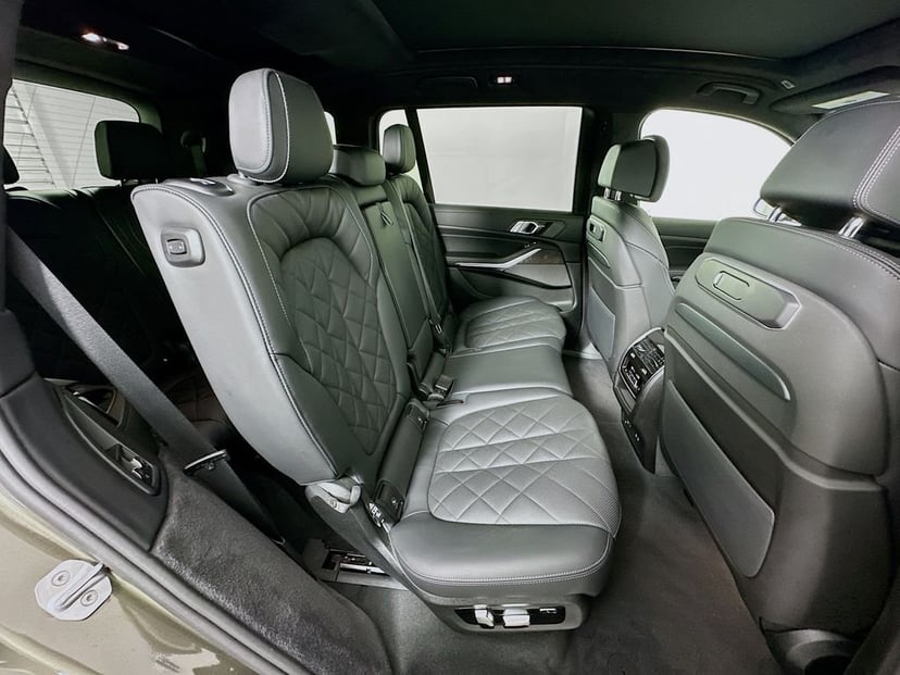 2025 BMW X7 - Image 29