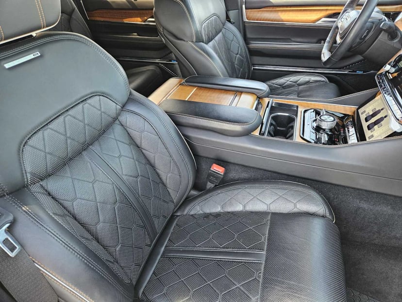 2022 Jeep Grand Wagoneer - Image 12