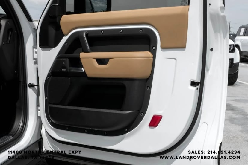 2026 Land Rover Defender 90 - Image 33