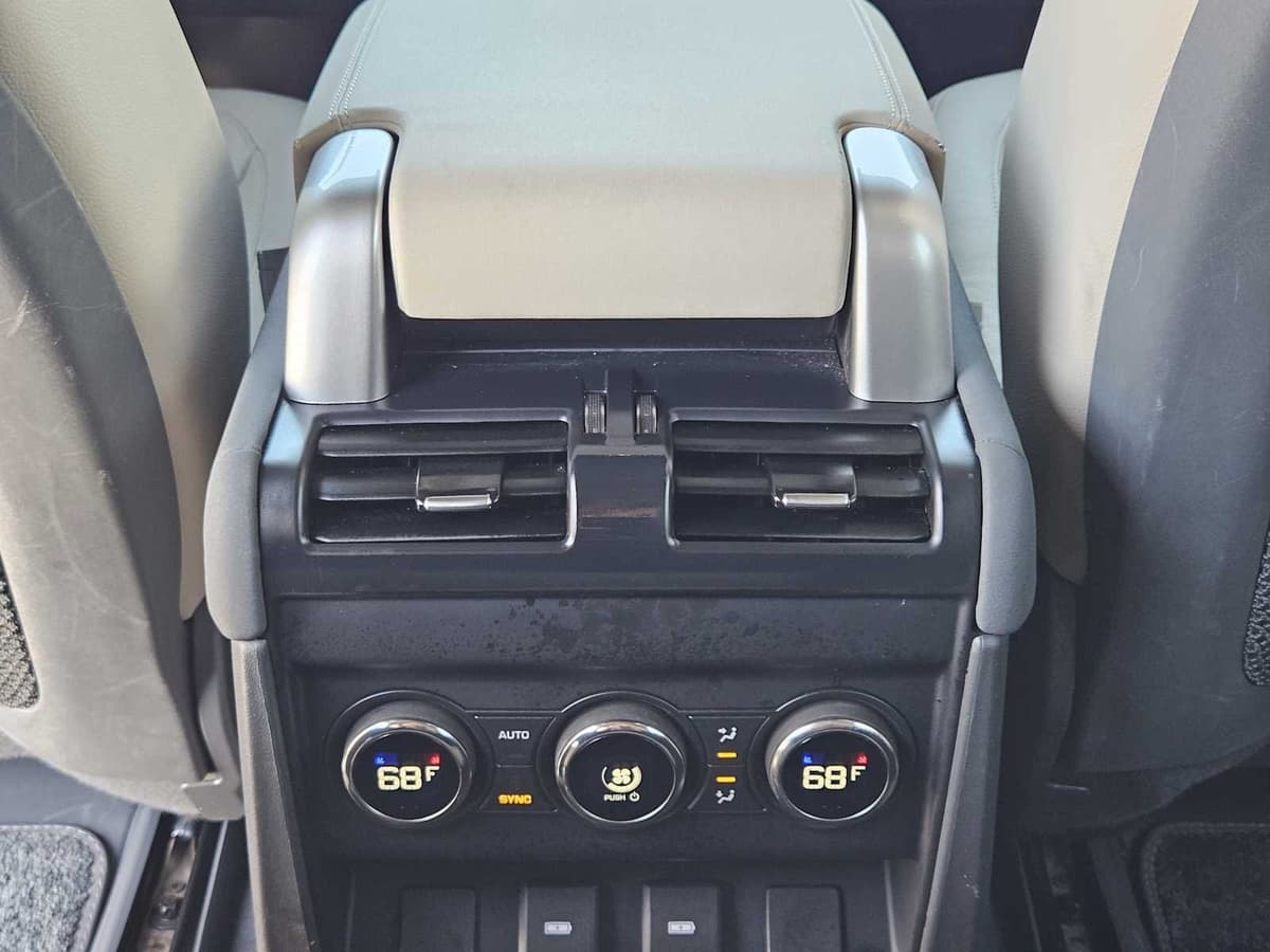 2023 Land Rover Defender - Image 25