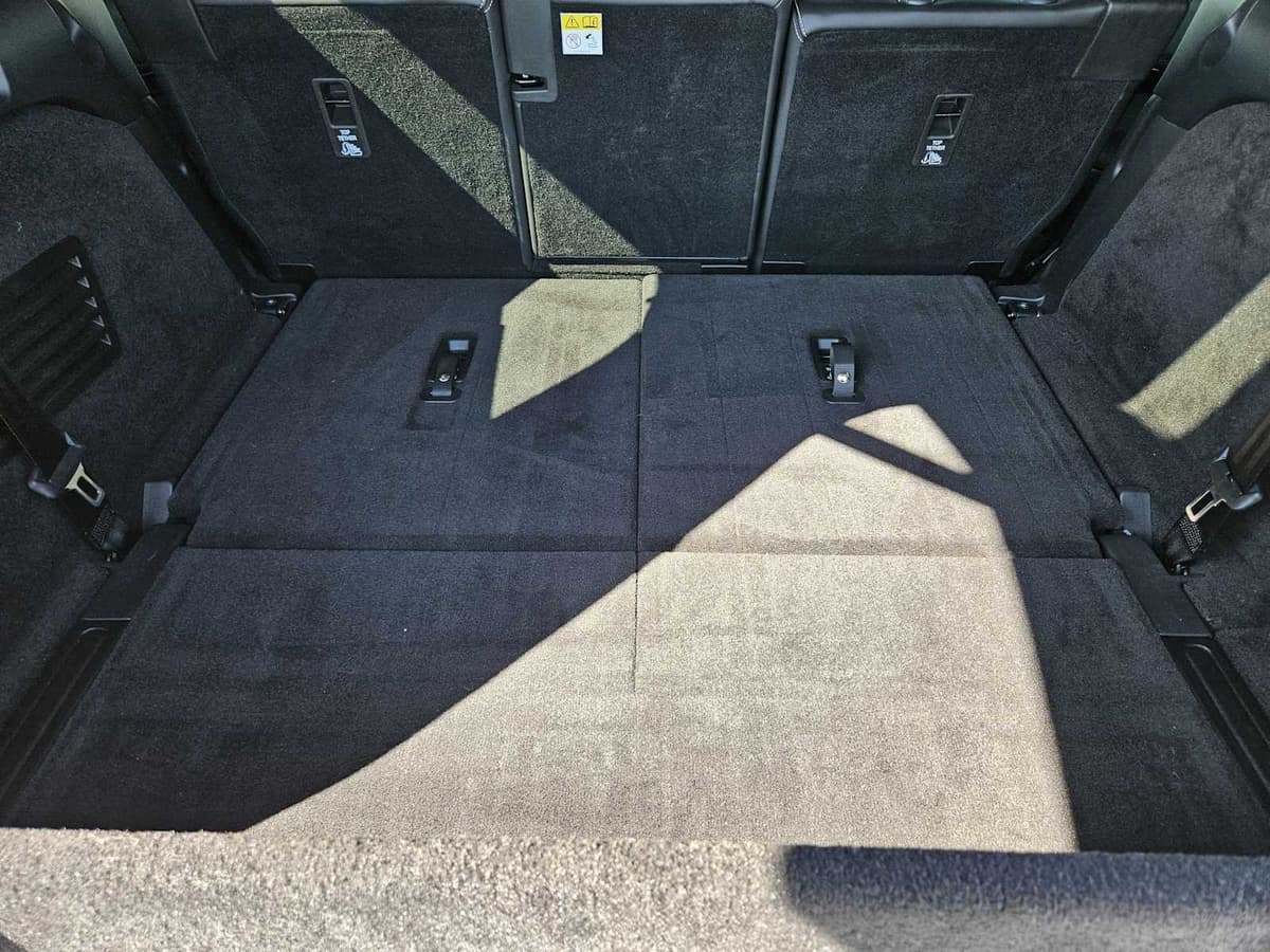 2025 Land Rover Discovery - Image 32