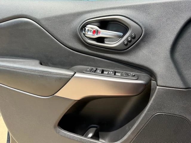 2019 Jeep Cherokee - Image 18