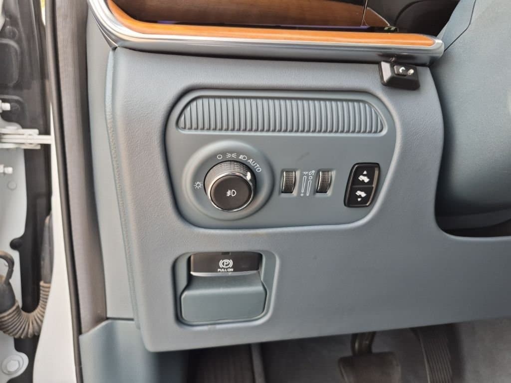 2022 Jeep Grand Wagoneer - Image 35