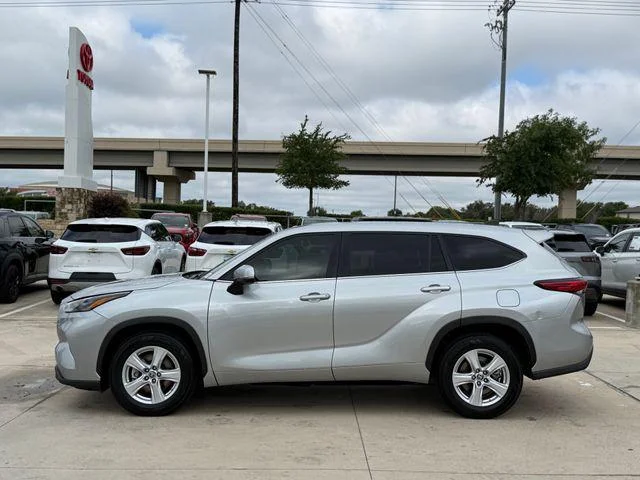 2023 Toyota Highlander - Image 35