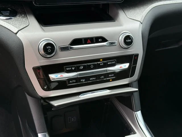 2023 Ford Explorer - Image 21