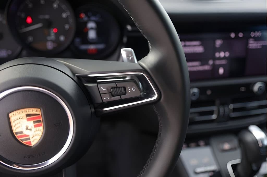 2025 Porsche Macan - Image 13