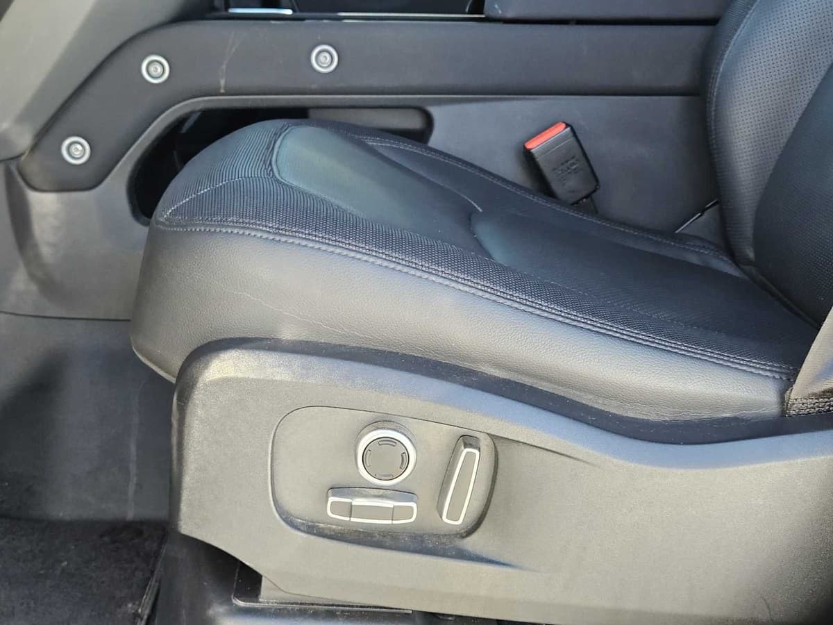 2023 Land Rover Defender - Image 21