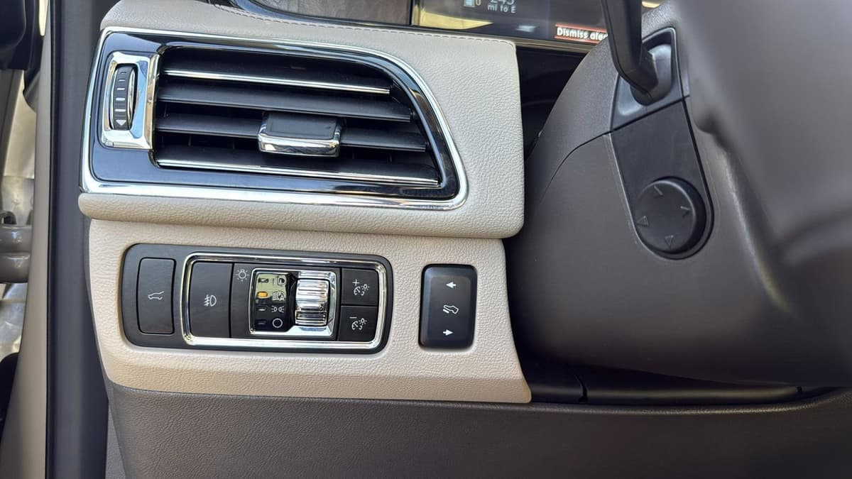 2023 Lincoln Navigator L - Image 18