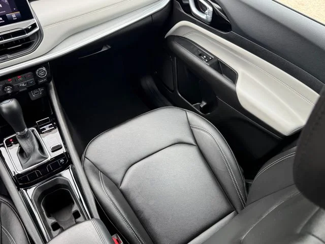 2025 Jeep Compass - Image 24