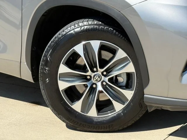 2025 Toyota Highlander - Image 2