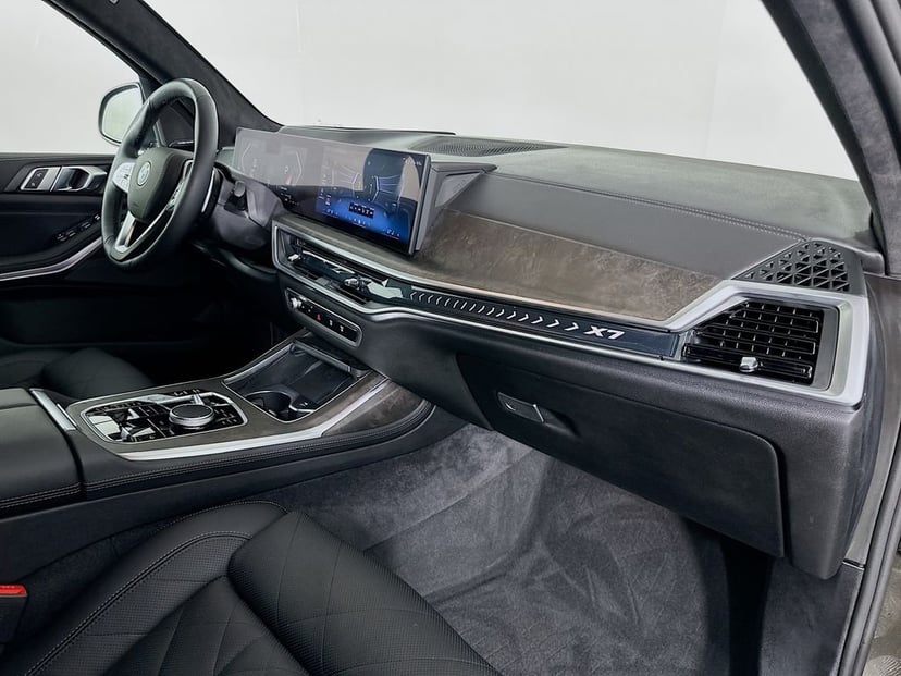 2025 BMW X7 - Image 31